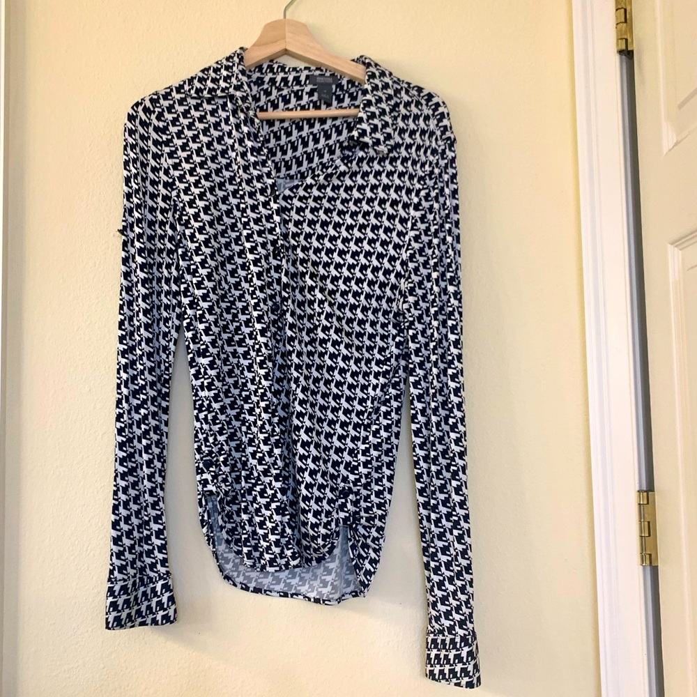 Kenneth Cole Medium blouse. Houndstooth with black buttons. Stretchy material.